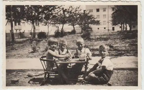 (F30794) Orig. Foto Magdeburg, Kinder spielen vor Wohnhaus in Cracau 1930