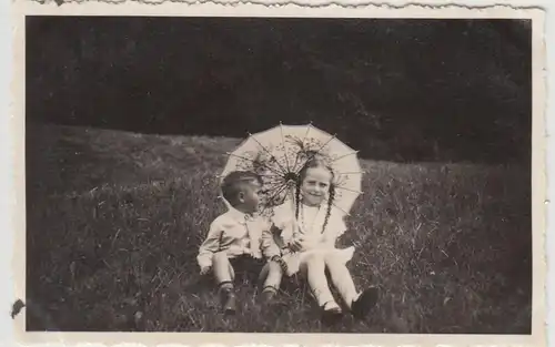 (F30791) Orig. Foto Wernigerode, Kind Klaus mit Mädchen, Sonnenschirm 1930