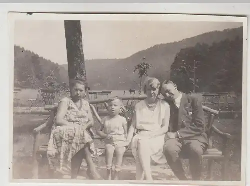 (F30787) Orig. Foto Wernigerode, Personen auf Bank im Freien 1930
