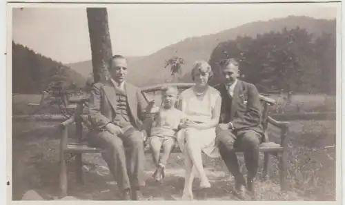 (F30786) Orig. Foto Wernigerode, Personen auf Bank im Freien 1930