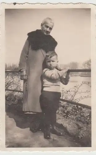(F30784) Orig. Foto Oma Roll mit Enkel Klaus im Stadtpark Magdeburg 1930