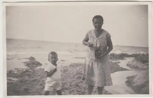 (F30776) Orig. Foto Mutter m. Sohn Klaus am Strand Warnemünde 1929