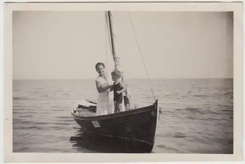 (F30772) Orig. Foto Mutter m. Sohn Klaus im Segelboot, Ostsee 1929