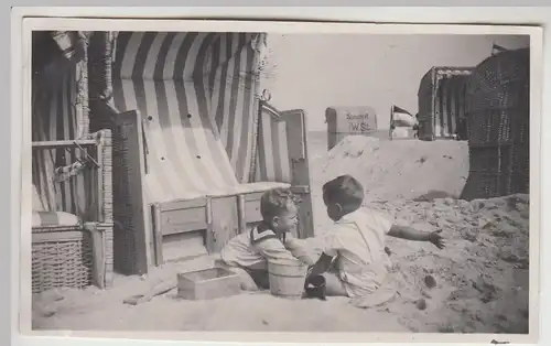 (F30769) Orig. Foto Kinder mit Eimer am Strandkorb, Ostsee 1929