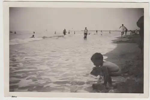 (F30767) Orig. Foto Kind Klaus am Wasser, Ostsee 1929