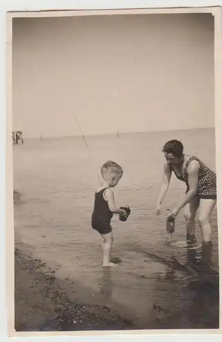 (F30759) Orig. Foto Kind mit Frau an der Ostsee 1929