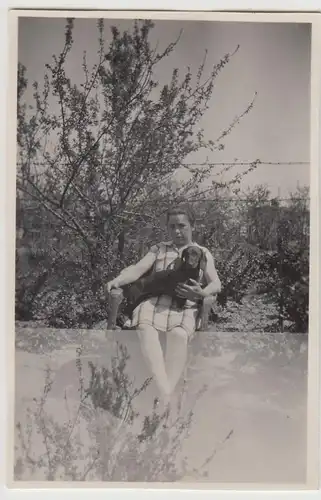 (F30758) Orig. Foto Frau mit Hund auf Schoß 1929