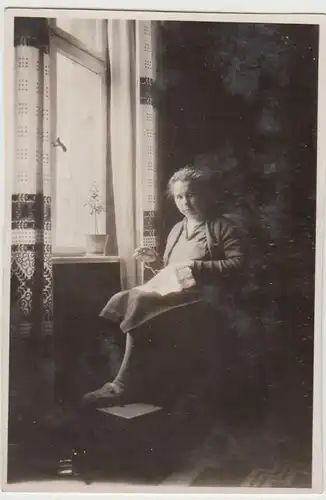 (F30746) Orig. Foto Frau sitzt am Fenster, Wohnung in Magdeburg 1928