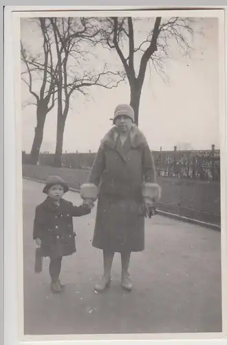 (F30744) Orig. Foto Frau spaziert mit Kind in Magdeburg 1928