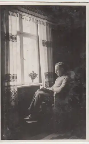 (F30743) Orig. Foto Mann am Fenster liest 1928