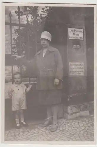 (F30737) Orig. Foto Magdeburg, Mutter mit Sohn Klaus am Dom-Pfarrhaus 1928