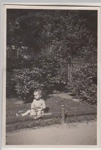 (F30733) Orig. Foto Magdeburg Fürstenwall, Kleinkind spielt im Garten 1928