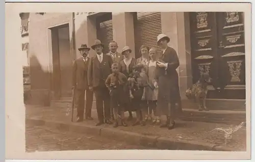(F3073) Orig. Foto Personengruppe m. Hund vor Ladenstraße, 1920er