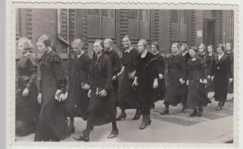 (F30727) Orig. Foto Hannover, Kirchgang zur Konfirmation 1935