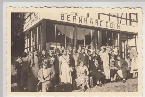 (F30726) Orig. Foto Polle / Weser, junge Frauen vor Kaufhaus Bernhard Dülm 1935