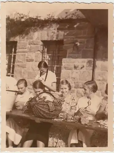 (F30725) Orig. Foto Kinder, junge Frauen beim Kartoffelschälen im Freien 1935