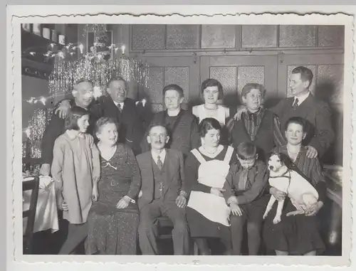 (F30713) Orig. Foto Familie mit Hund zu Weihnachten in der Stube 1931