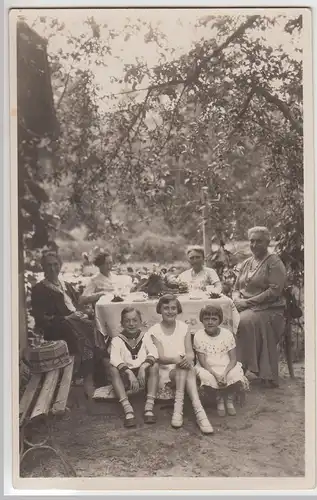 (F30688) Orig. Foto Personen, Kinder am Kaffeetisch im Freien 1930