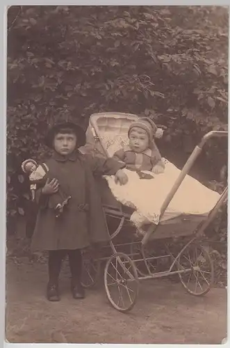(F30686) Orig. Foto Kinder mit Puppe und Kinderwagen 1922, Postkartengröße