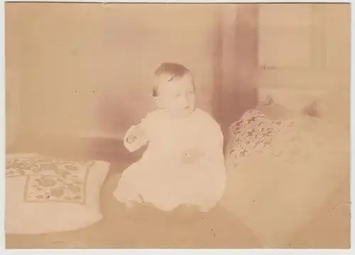 (F30677) Orig. Foto Kleinkind auf Sofa 1920