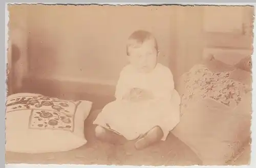 (F30676) Orig. Foto Kleinkind auf Sofa 1920