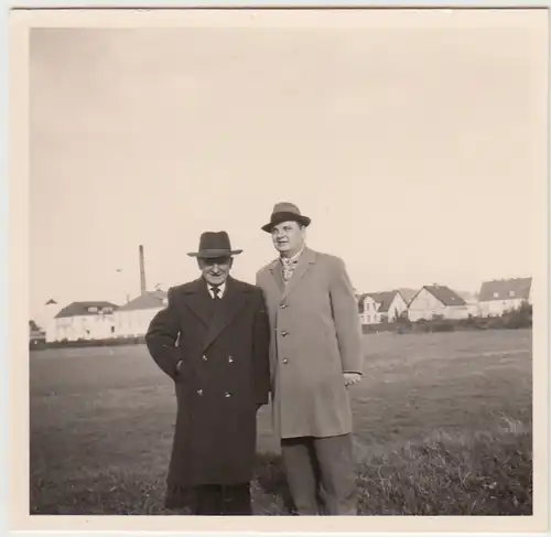 (F30670) Orig. Foto Männer auf Wiese vor einem Ort 1930er