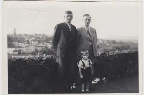 (F30669) Orig. Foto Männer und Junge vor einer Stadt ???berg 1939