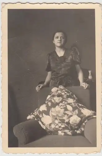 (F30666) Orig. Foto junge Frau am Sessel mit Kissen 1930er