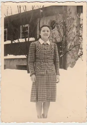 (F30665) Orig. Foto junge Frau vor einem Gebäude im Winter 1930er