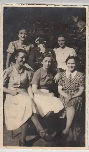 (F30664) Orig. Foto Frauen mit Puppe, Vogelscheuche o.ä. 1930er