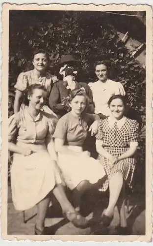 (F30663) Orig. Foto Frauen mit Puppe, Vogelscheuche o.ä. 1930er