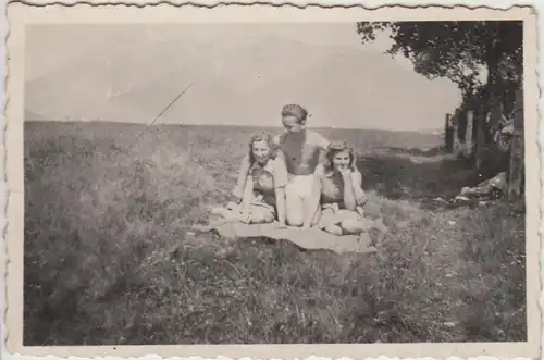 (F30662) Orig. Foto junger Mann und Frauen auf Wiese 1930er