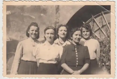 (F30661) Orig. Foto Frauen vor einem Gebäude 1930er