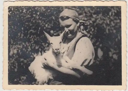 (F30659) Orig. Foto Frau mit Ziege 1930er