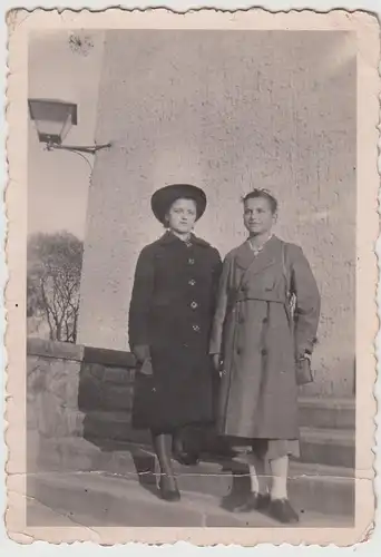 (F30654) Orig. Foto Frauen auf einer Treppe am Haus 1930er