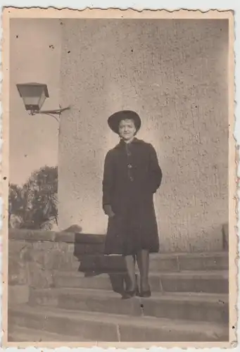 (F30653) Orig. Foto Frau auf einer Treppe am Haus 1930er