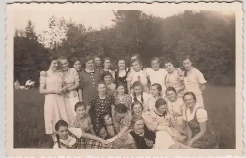 (F30644) Orig. Foto Liegnitz, Frauen im Rufferpark 23.05.1937