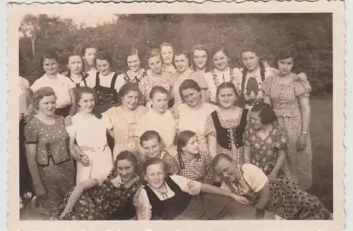 (F30643) Orig. Foto Liegnitz, Frauen im Rufferpark 23.05.1937