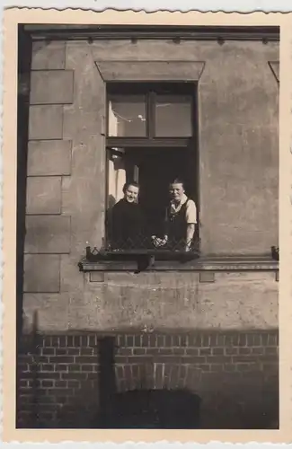 (F30640) Foto Legnica, Liegnitz, Marthaheim-Schlegelstift, Frauen a.Fenster 1937