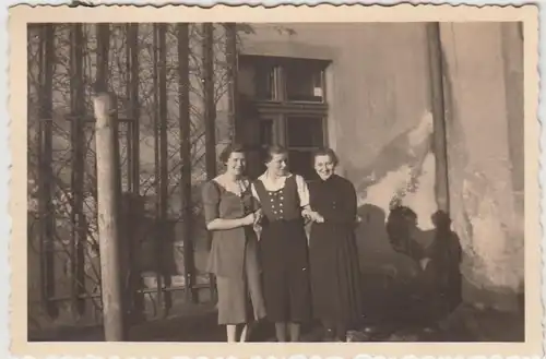 (F30637) Foto Legnica, Liegnitz, Marthaheim-Schlegelstift, Frauen am Haus 1937