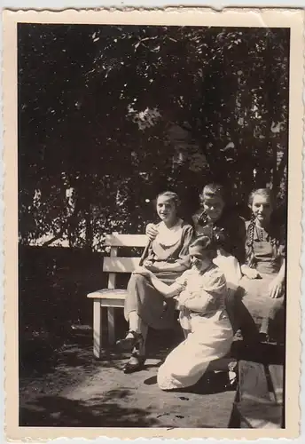 (F30636) Foto Legnica, Liegnitz, Marthaheim-Schlegelstift, Frauen im Garten 1937