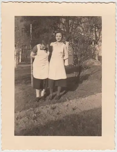 (F30633) Foto Legnica, Liegnitz, Marthaheim-Schlegelstift, Frauen im Garten 1937