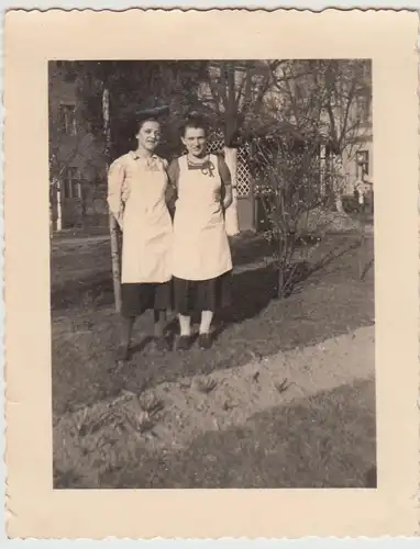 (F30632) Foto Legnica, Liegnitz, Marthaheim-Schlegelstift, Frauen im Garten 1937