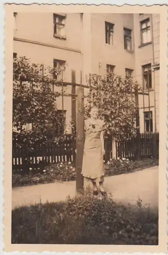 (F30631) Foto Legnica, Liegnitz, Marthaheim-Schlegelstift, Frau im Garten 1937