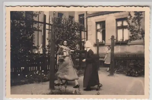 (F30630) Foto Legnica, Liegnitz, Marthaheim-Schlegelstift, Frauen im Garten 1937