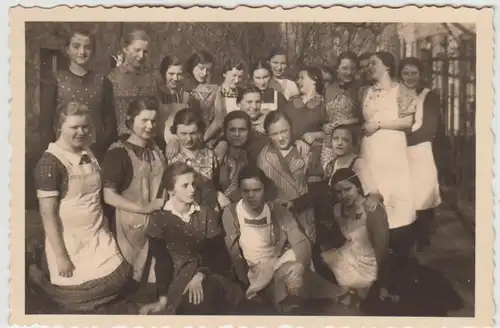 (F30627) Foto Liegnitz, Marthaheim-Schlegelstift, Frauen (Gruppe II) Garten 1937