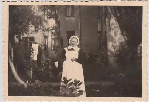 (F30626) Foto Liegnitz, Marthaheim-Schlegelstift, Küchenschwester im Garten 1937