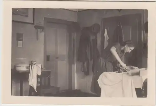 (F30612) Orig. Foto Frau bügelt zu Hause 1930er