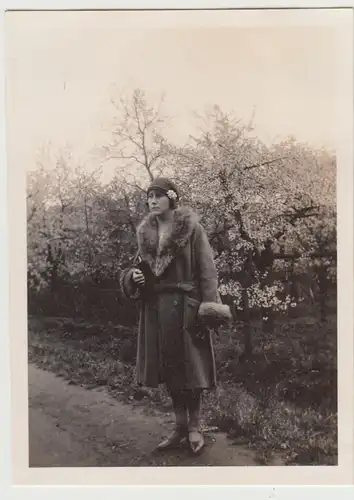 (F30577) Orig. Foto Frau vor Obstbäumen in Neuhof (Niedersachsen) 1931