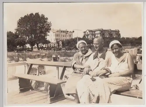 (F30565) Orig. Foto Personen auf Bank an einem Strand 1930